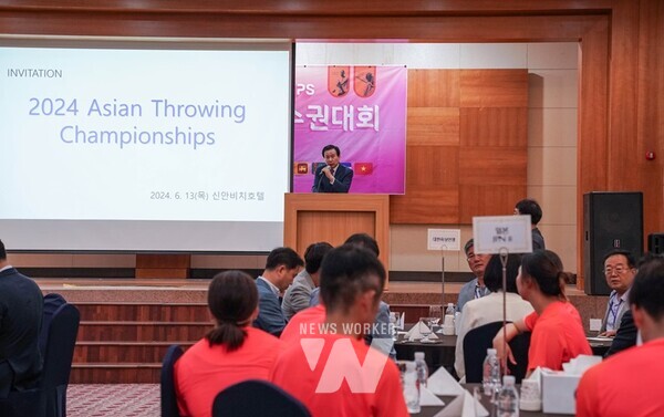 박홍률 목포시장이 제53회 전국종별육상경기 선수권대회, 2024 아시아육상투척 선수권 대회 선수단을 환영하고 있다.