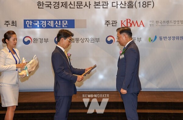 2024 사회공헌기업대상ESG 부문 대상을 수상하고 있는 정수옥 한전KDN 기획관리본부장(사진 오른쪽)