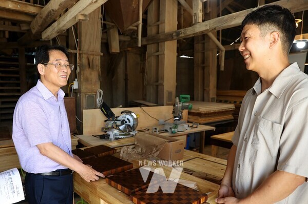 강진원 강진군수가 하이홉스 목공예 공방을 찾아 김시온 대표와 대화를 나누고 있다. 