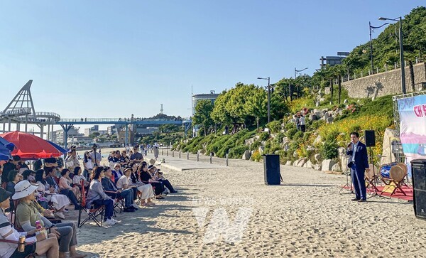 낭만가득한 대반동 백사장에서 열린 목포뮤직피크닉이 시민들의 뜨거운 호응속에 마무리됐다. / 목포시 제공