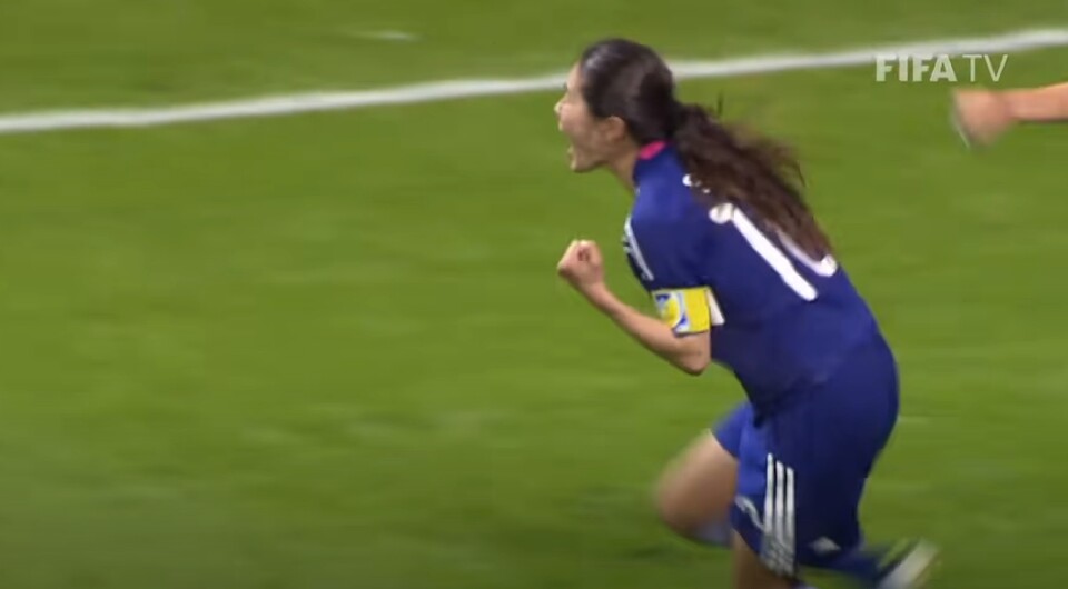 호마레 사와가 골을 넣고 환호하고 있다. FIFA TV 갈무리