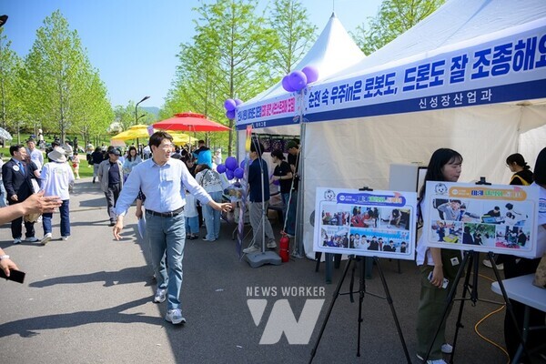 노관규 순천시장이 어린이날 체험부스를 격려하기 위해 현장을 방문하고 있다