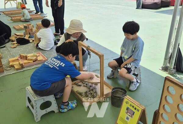 남평에서 진행된 너랑 나랑 함께 놀이 행사 장면.(사진제공-나주시)