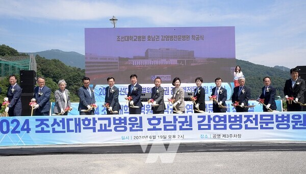 고광완 광주광역시 행정부시장이 19일 오후 조선대학교병원 공영 3주차장에서 열린 호남권 감염병전문병원 착공식에 참석해 참석자들과 함께 착공을 알리는 시삽을 한 후 기념촬영을 하고 있다. /광주광역시 제공