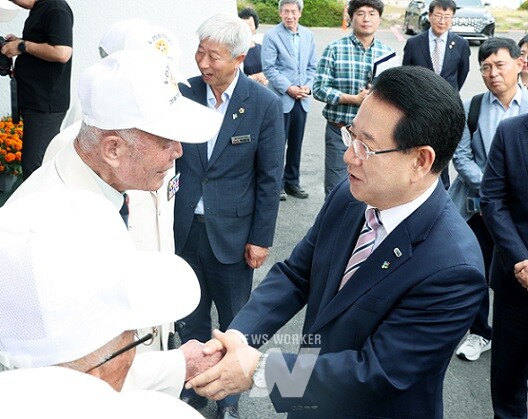 김영록 전라남도지사가 19일 장흥군청에서 열린 ‘국립장흥호국원 조성 실시 협약식’에 참석, 국가유공자분들과 기념촬영 후 격려하고 있다.