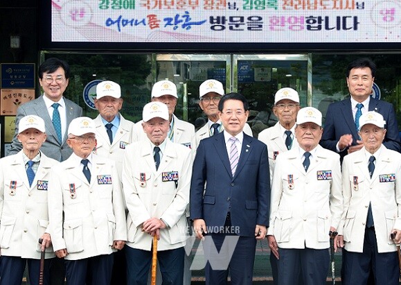 김영록 전라남도지사가 19일 장흥군청에서 열린 ‘국립장흥호국원 조성 실시 협약식’에 참석, 국가유공자분들과 기념촬영 후 격려하고 있다.