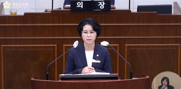 정연지 화순군의회 의원이 5분 발언을 통해 화순군 동면에 위치한 토석채취장의 불법행위에 대해 질타하고 있다.