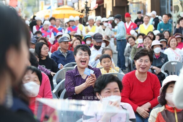 지난 4월, 강진읍 중앙로 상가에서 탄탄대로 축제가 열렸다. 