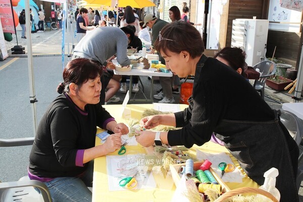 지난 4월, 강진읍 중앙로 상가에서 탄탄대로 축제가 열렸다. 