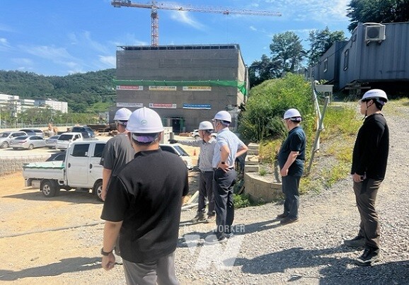 여름철 집중호우에 대비하여 인허가 현장 사전 점검하는 모습