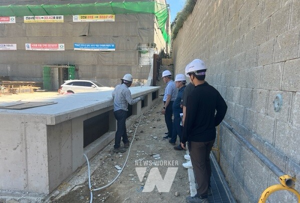 여름철 집중호우에 대비하여 인허가 현장 사전 점검하는 모습