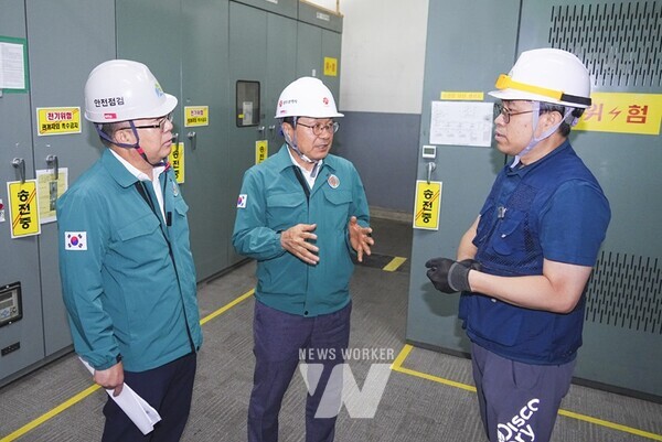 강기정 광주광역시장이 20일 오전 서구 쌍촌 시영3단지 아파트를 방문해 노후 공동주택 현장 안전점검을 실시하고 있다./광주광역시 제공