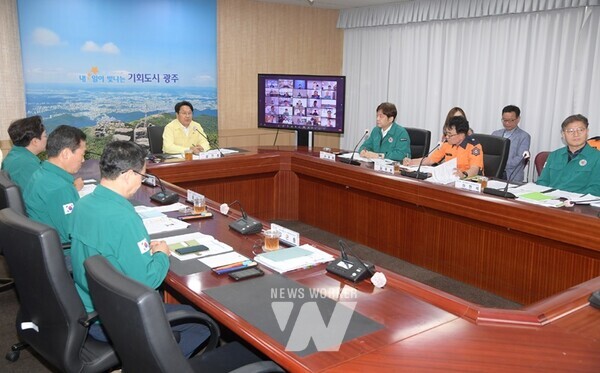 강기정 광주광역시장이 20일 오후 시청 영상회의실에서 열린 지진‧재난 대비 제1회 안전관리위원회 회의를 주재하고 있다. /광주광역시 제공