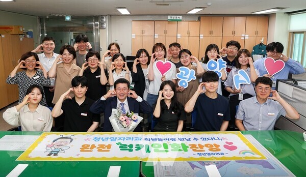 지난 20일(목) 시장님과 직원 상호 간 유대감을 형성하고 활력있는 직장 분위기 조성을 위해 6월 중 ‘광양시가 응원합니다!’ 행사를 가졌다