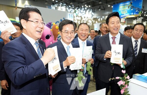 김영록 전라남도지사가 21일 경기도 고양시 킨텍스에서 개최된 ‘2024 로컬 콘텐츠 페스타’ 행사에서 오세훈 서울시장, 김동연 경기도지사, 강윤성 광주전남 시도민회장 등 내빈들과 전남 홍보관의 지역 특산품을 둘러보고 있다