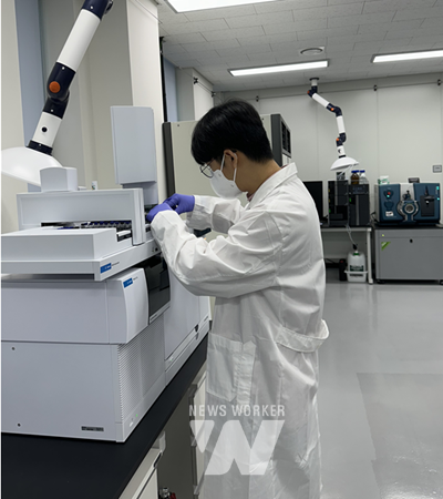 잔류농약 분석실 모습. 농산물안전성분석실 담당자가 분석 준비를 하고 있다.