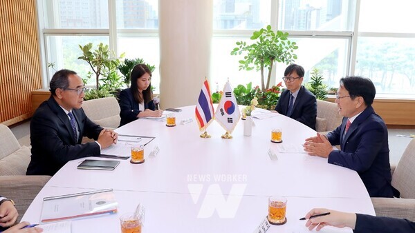 강기정 광주광역시장이 21일 오전 시청 3층 접견실에서 타니 쌩랏 신임 주한 태국대사를 접견하고 있다. / 광주광역시 제공