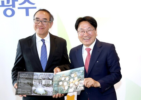 강기정 광주광역시장이 21일 오전 시청 3층 접견실에서 타니 쌩랏 신임 주한 태국대사 접견 후 광주광역시 기념주화를 전달하고 기념촬영을 하고 있다. / 광주광역시 제공