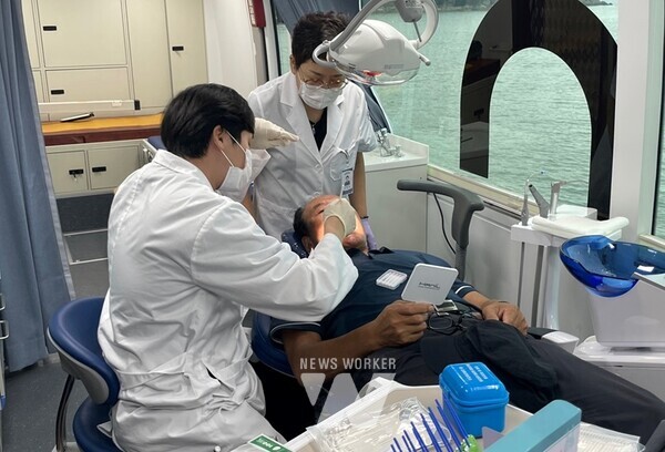 전라남도는 21일 전남대병원과 연계해 고흥군 점암면 여호리에서 의료봉사 활동을 펼쳤다.