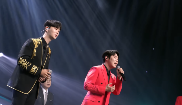 가수 송민준, 진욱(왼쪽부터)의 '어느 날 문득' 무대 중에서 [사진=미스 앤 미스터 트롯]