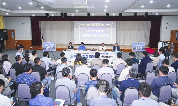 강기정 광주광역시장이 21일 오후 광주테크노파크에서 열린 공공기관 현장대화에 참석해 김영집 원장 등 직원들과 대화를 나누고 있다./광주광역시 제공