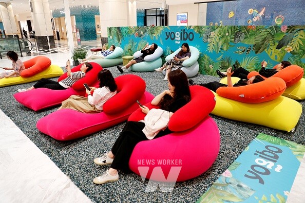 광주신세계 본관 1층 요기보 체험존을 찾은 방문객들이 요기보 빈백에 앉아 제품을 체험하고 있다