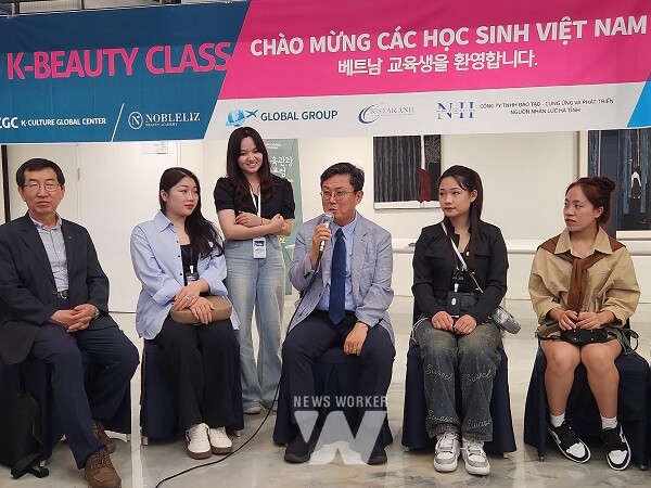 더불어민주당 광주 동남을 안도걸 국회의원은 글로벌 K-컬쳐 교육기관인 K-컬쳐글로벌센터를 방문해 첫 입국 외국인 교육생들을 만나 간담회를 갖고 향후 프로그램 운영에 관한 설명을 들었다.