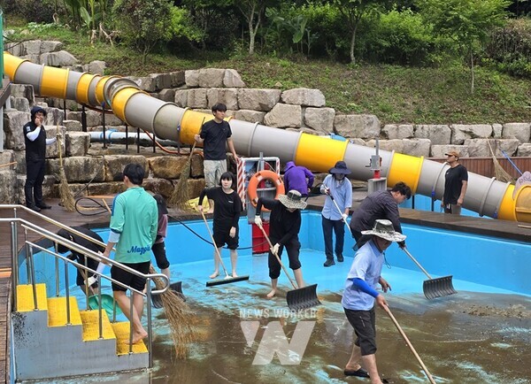 강진군청 산림과 직원들이 더운 날씨에도 불구하고, V랜드 물놀이장 대청소에 한창이다.