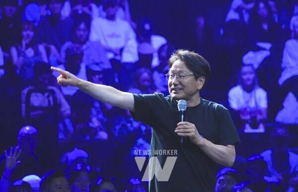 강기정 광주광역시장이 지난 6월9일 오후 국립아시아문화전당 예술극장에서 열린 2024 광주 스트릿컬처 페스타 '배틀라인업 9 인 광주'에 참석해 인사말을 하며 모자를 관객석으로 던지는 퍼포먼스를 하고 있다./광주광역시 제공