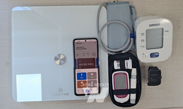 전남 고흥군(군수 공영민)은 인공지능(AI)과 사물인터넷(IoT)을 기반으로 하는 ‘어르신 건강관리사업’을 24일부터 추진한다 (블루투스 기기)