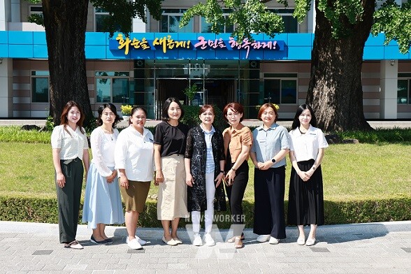 다문화팀+소수국가 결혼이민가족 통역지원 인력 단체 기념 사진(왼쪽부터 캄보디아 출신 김지민, 일본 출신 가요, 필리핀 출신 마리벨, 몽골 출신 박선유,태국 출신 임진희, 우즈베키스탄 출신 이설란, 중국 출신 박춘란, 베트남 출신 정금화씨)