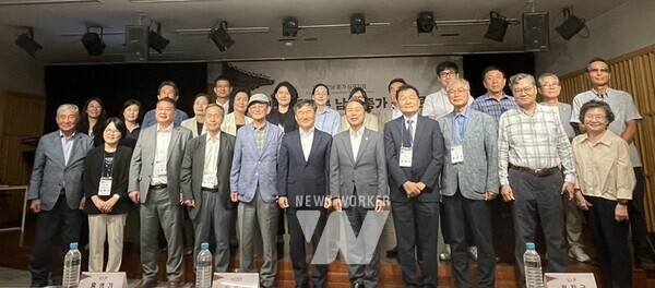 전라남도는 24일 서울 세종문화회관에서 ‘기록으로 보는 남도 종가 음식문화의 우수성’를 주제로 ‘제8회 전남종가 학술 심포지엄’을 개최했다