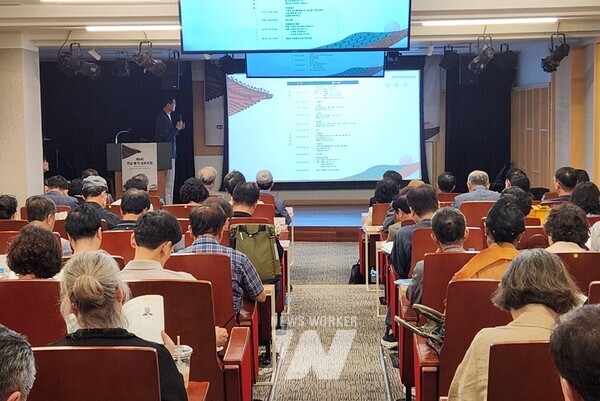 전라남도는 24일 서울 세종문화회관에서 ‘기록으로 보는 남도 종가 음식문화의 우수성’를 주제로 ‘제8회 전남종가 학술 심포지엄’을 개최했다