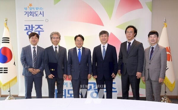 강기정 광주광역시장이 24일 오전 시청 접견실에서 임창은 광주광역시립합창단 지휘자, 원광연 광주광역시립극단 예술감독, 최철 광주광역시립오페라단 예술감독에게 위촉장을 수여한 후 기념촬영을 하고 있다. /광주광역시 제공