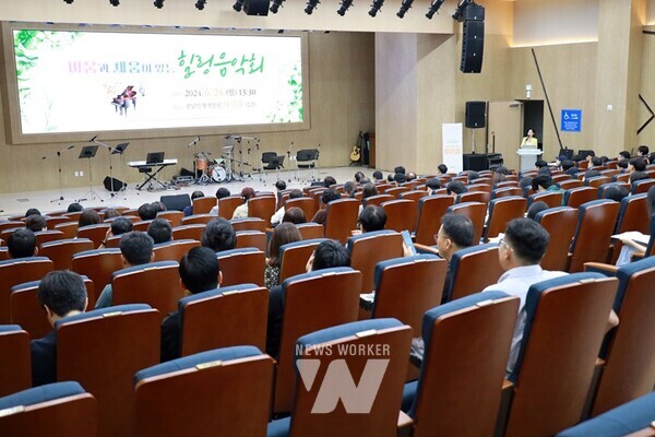 전라남도인재개발원(원장 윤연화)은 24일 본관 2층 다산홀에서 도민과 교육생의 문화예술 향유를 위해 2024년 제1회 힐링음악회를 개최했다.