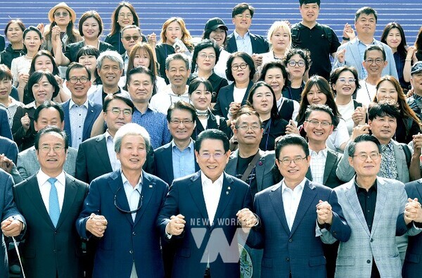 김영록 전라남도지사와 이철우 경상북도 도지사가 24일 오후 “영호남의 힘으로, 모두 함께 대한민국”이라는 슬로건 아래 서울 광화문 광장에서 개최된 ‘영호남 상생협력 화합대축전’ 행사에서 강윤성 광주전남시도민회장, 양재곤 대구경북시도민회장 등 영호남 재경 향우회 회원들과 차담회를 갖고 기념촬영을 하고 있다.