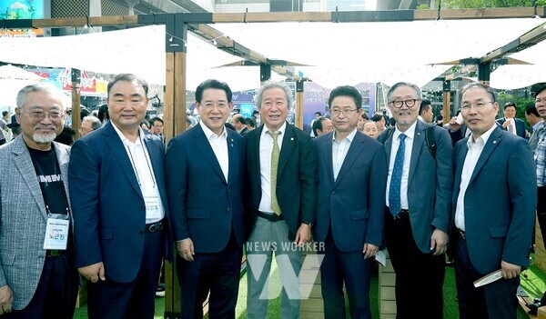 김영록 전라남도지사와 이철우 경상북도 도지사가 24일 오후 “영호남의 힘으로, 모두 함께 대한민국”이라는 슬로건 아래 서울 광화문 광장에서 개최된 ‘영호남 상생협력 화합대축전’ 청년작가 ART전 행사에서 작품을 관람하고 작가들과 기념촬영을 하고 있다.
