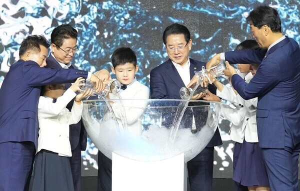 김영록 전라남도지사와 이철우 경상북도 도지사가 24일 오후 “영호남의 힘으로, 모두 함께 대한민국”이라는 슬로건 아래 서울 광화문 광장에서 개막한 ‘영호남 상생협력 화합대축전’에서 상생의 물을 든 어린이들, 서동욱 전남도의회 의장, 배한철 경북도의회 의장과 상생협력 합수 퍼포먼스를 하고 있다