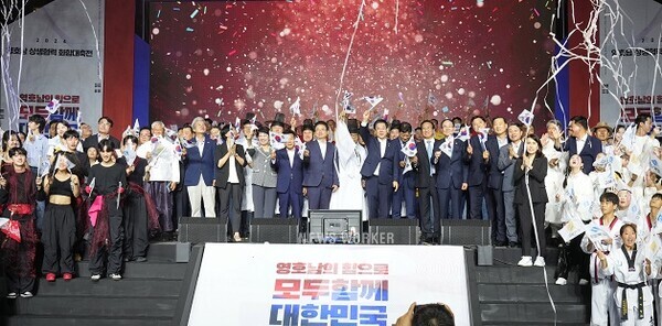 김영록 전라남도지사와 이철우 경상북도 도지사가 24일 오후 “영호남의 힘으로, 모두 함께 대한민국”이라는 슬로건 아래 서울 광화문 광장에서 개막한 ‘영호남 상생협력 화합대축전’에서 전남·경북 100인의 합창단과 함께 영호남을 넘어 모두가 함께하는 국민 화합을 다짐하는 퍼포먼스를 펼치고 있다.