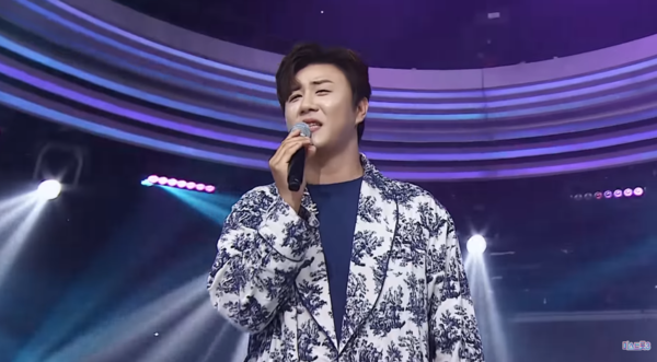 가수 진해성의 '돌아와요 부산항에' 무대 중에서 [사진=미스 앤 미스터 트롯]