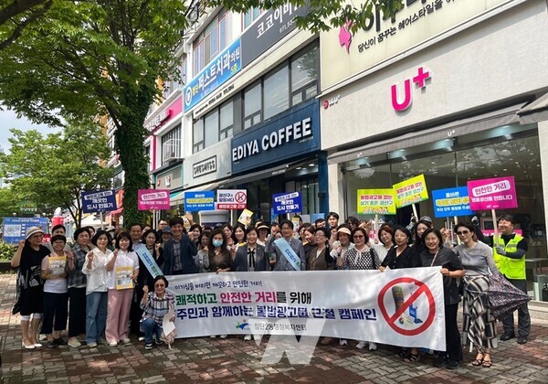 광주시 광산구(구청장 박병규)는 쾌적하고 품격 있는 도시환경 조성을 위해 24일 첨단2동 통장단, 주민 등 60여 명과 함께 민관 합동으로 불법 광고물 근절 캠페인을 진행했다