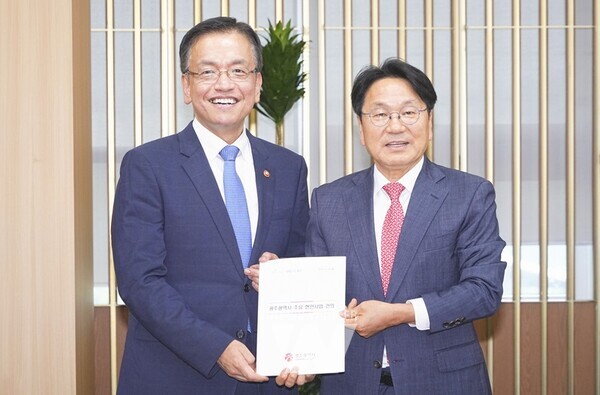 강기정 광주광역시장이 24일 오후 정부세종청사에서 최상목 경제부총리 겸 기획재정부 장관을 만나 내년도 광주시 주요 현안사업에 대한 국비 지원 협조를 요청하고 있다./광주광역시 제공