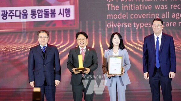 강기정 광주광역시장, 광저우 국제도시혁신상 최고상 수상강기정 광주광역시장이 지난해 12월 7일 오후 7시(현지시간) 중국 광저우시 월수컨벤션센터에서 열린 ‘제6회 광저우 국제도시혁신상’ 시상식에 참석해 최고상을 수상하고 있다. /광주광역시 제공