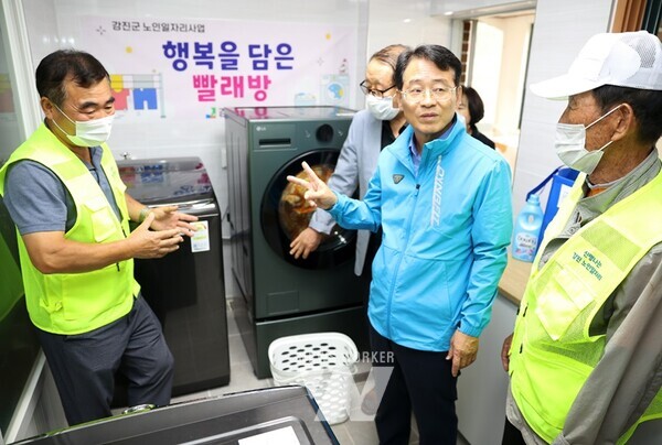 강진원 군수가 행복을 담은 빨래방 운영 현장을 찾아 이용 어르신들과 대화하고 있다.