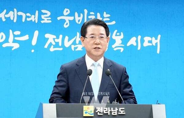 김영록 전라남도지사가 25일 오전 도청 브리핑룸에서 민선 8기 출범 2주년 기자간담회를 갖고 그간의 성과와 앞으로의 계획에 대해 발표하고 있다.