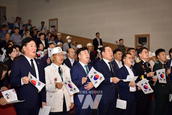 여수시(시장 정기명)가 25일 오전 여수문화홀에서 6‧25전쟁 제74주년 행사를 열었다.