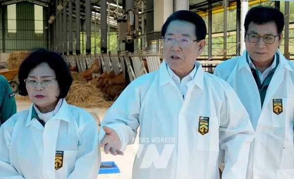 김영록 전라남도지사가 25일 오후 한우 사육농가 민생안정을 위해 함평군 나산면 월신축산을 방문, 현황을 청취하고 관계자들을 격려하고 있다.