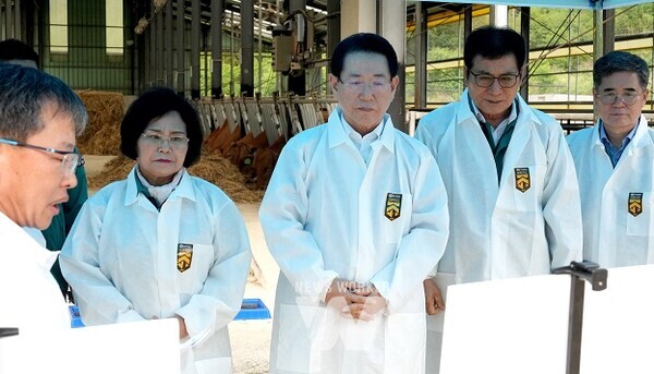 김영록 전라남도지사가 25일 오후 한우 사육농가 민생안정을 위해 함평군 나산면 월신축산을 방문, 현황을 청취하고 있다.