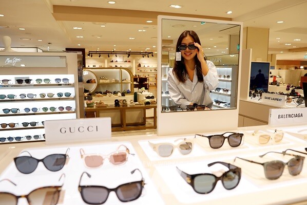 광주신세계는 7월 7일까지 본관 3층에서 구찌와 발렌시아가 선글라스 20% 할인 등 100여개 브랜드가 참여하는 여름 정기세일을 연다.