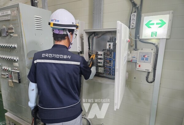 전라남도는 7월 5일까지 목포시 등 8개 시군을 대상으로 리튬과 석유화학 공장 29개소에 대해 ‘화재취약시설 현장점검반’을 구성해 민·관 합동점검을 실시한다고 밝혔다.